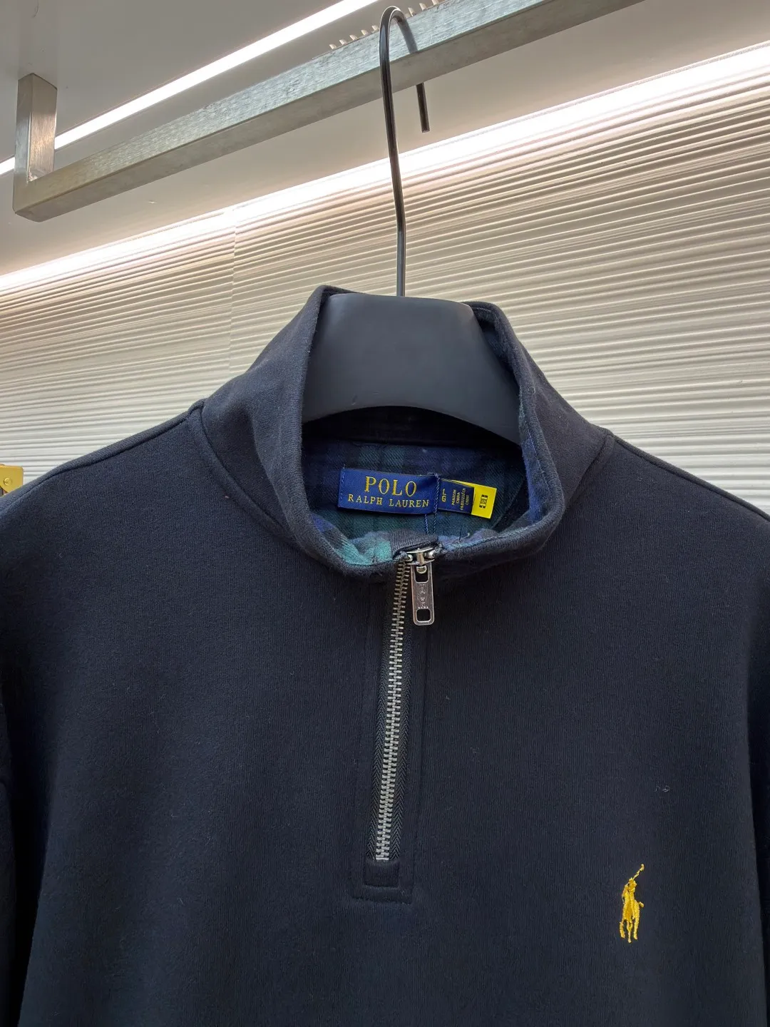P370 Ralph Lauren gold embroidered half turtleneck sweatshirt ●Original version: Purchased and developed at 1690 ●Item number: 1682168-A55 ●Fabric: Yayun fine cotton velvet feel fabric ●Technology: embroidery production ●Color: black ●Version: Fitted version ●Weight: about 525 grams ●Size: S-M-L-XL ●Description: Customized Yayun fine cotton velvet feel fabric, soft and silky, comfortable and close to the skin With a pure black tone as the base color, the plaid twill trim is on the neckline, carrying the elegance and retro of British style. The exquisite golden pony logo is embellished with it. It has its own focus and is highly recognizable. The simple and smooth lines outline the overall outline. The half-zipper design is sublimated, casual yet stylish. In the name of design, it creates a new fashionable realm of sweatshirts. Adopt imported machine embroidery technology, use advanced computer control systems and precision mechanical components to achieve pony mark embroidery operations with high precision. The lines are smooth and delicate, and the fabrics have been washed. It has a better hand feel and texture, is not easy to deform, is not easy to shrink, is not easy to fade, and maintains long-term beauty. The overall wiring is straight and delicate, the fabric is comfortable and soft, and the color is consistent without color difference. It can be matched with the same style to create a fashionable look and control various occasions. Customized accessories, complete with three standards, same style for men and women!